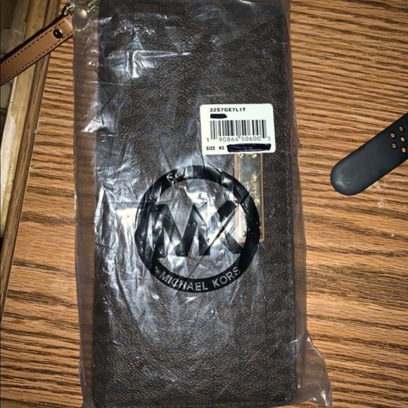29820505_fpx.tif?$filterlrg$&  Michael Kors Full ZIP Wallet.